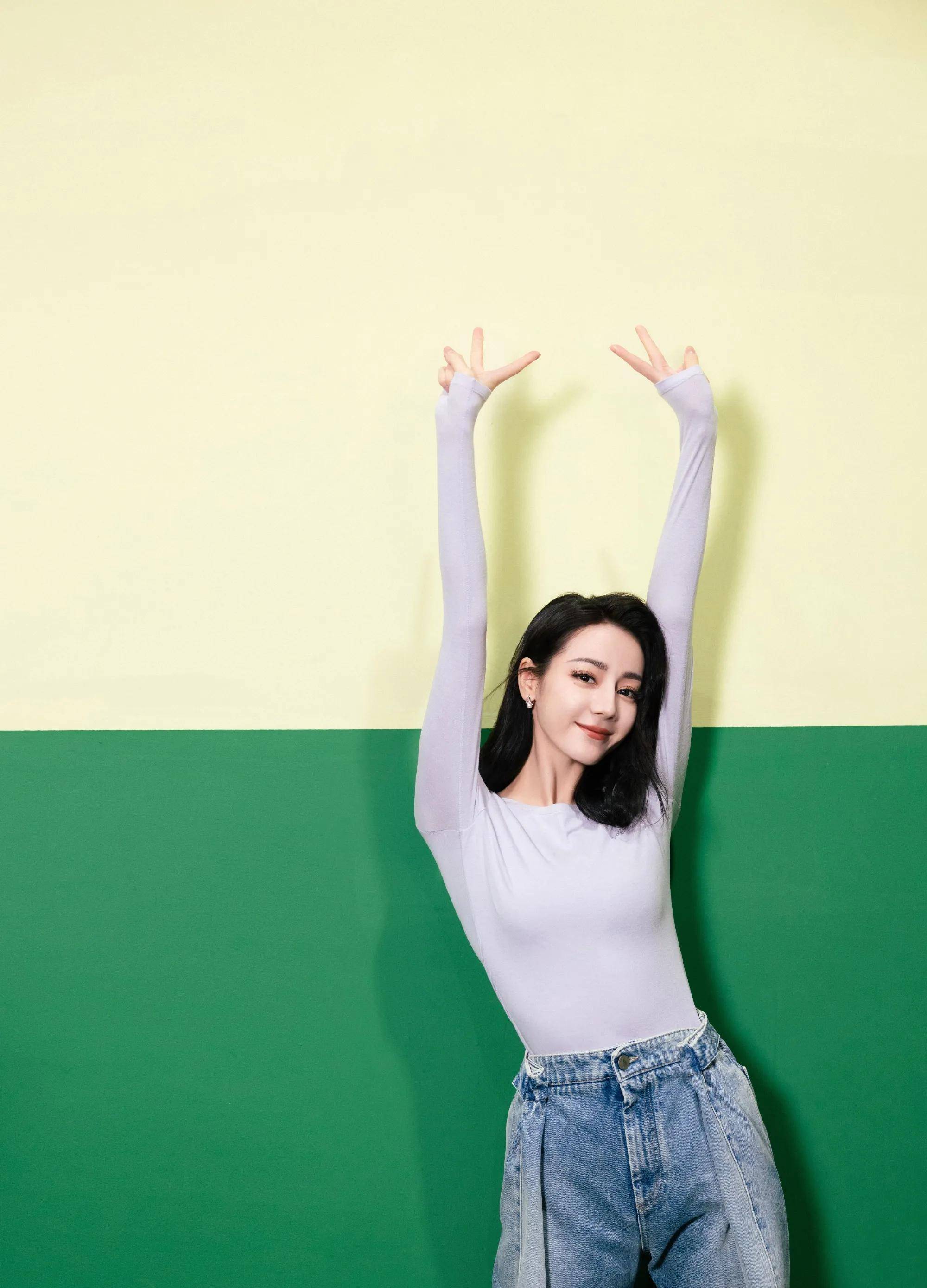 迪丽热巴直播时身着保暖衣,身材纤细惹人注目,搭配牛仔裤简约大气