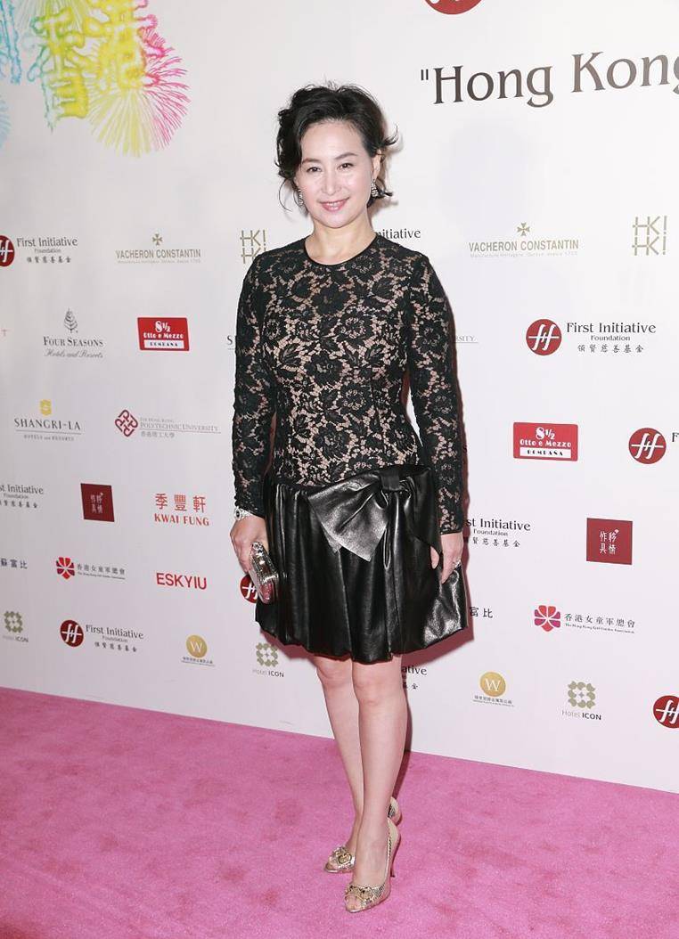 60岁何超琼穿蕾丝裙仍高端大气,反观刘嘉玲差距明显_连衣裙_显得_女性