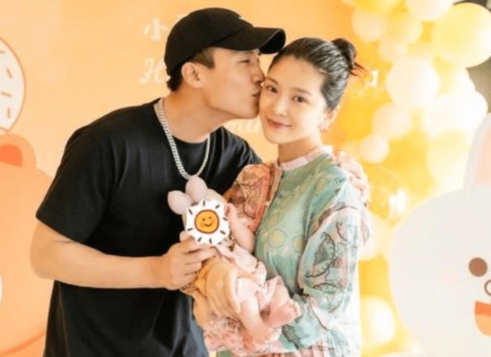 杜淳与老婆带娃出游,晒素颜照却被嘲讽老了,本人反呛你才老呢_娱乐