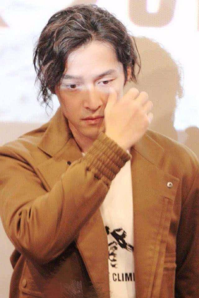 肖战卸妆后,易烊千玺卸妆后,胡歌卸妆后,都不如王一博的好看!