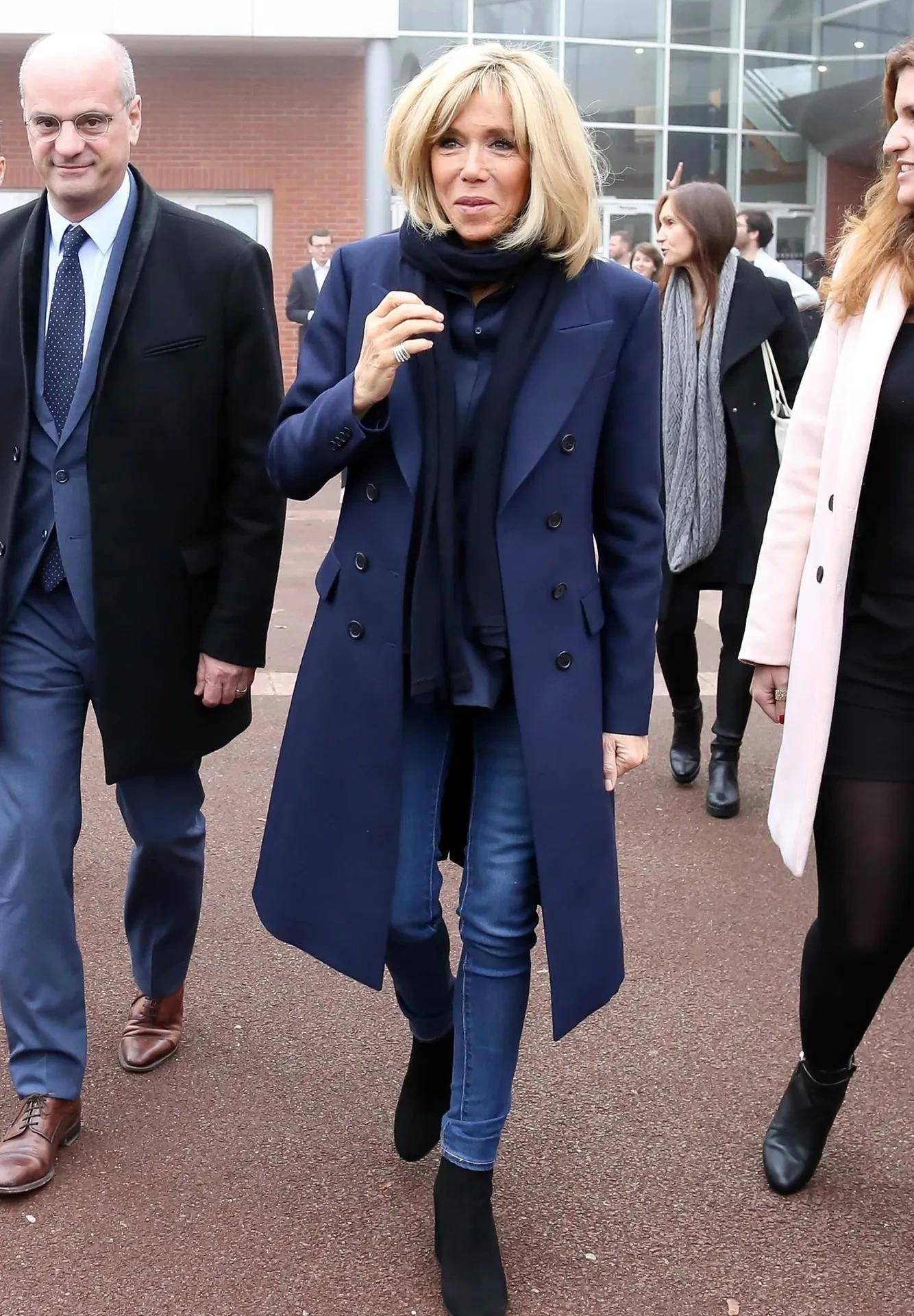 马克龙夫人七十多岁的身材很不自然_布里吉特_高跟鞋_典型