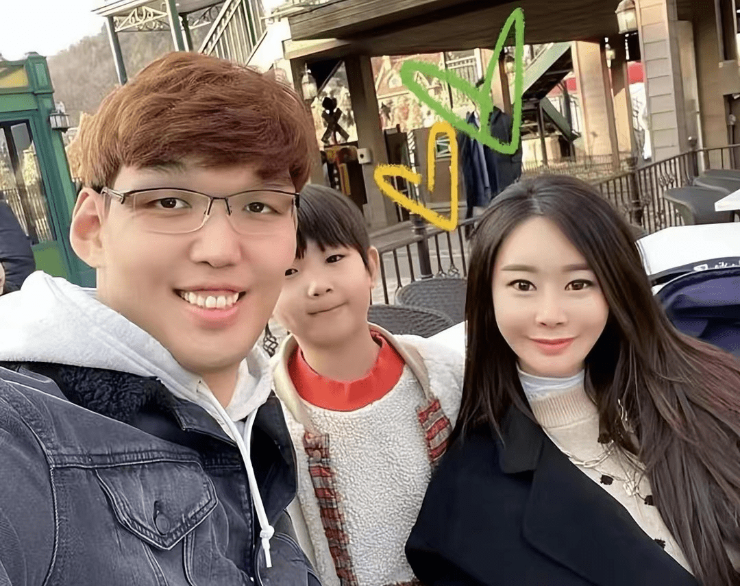 河升镇的妻子是一名模特.但从长相气质上,妻子肯定远超河