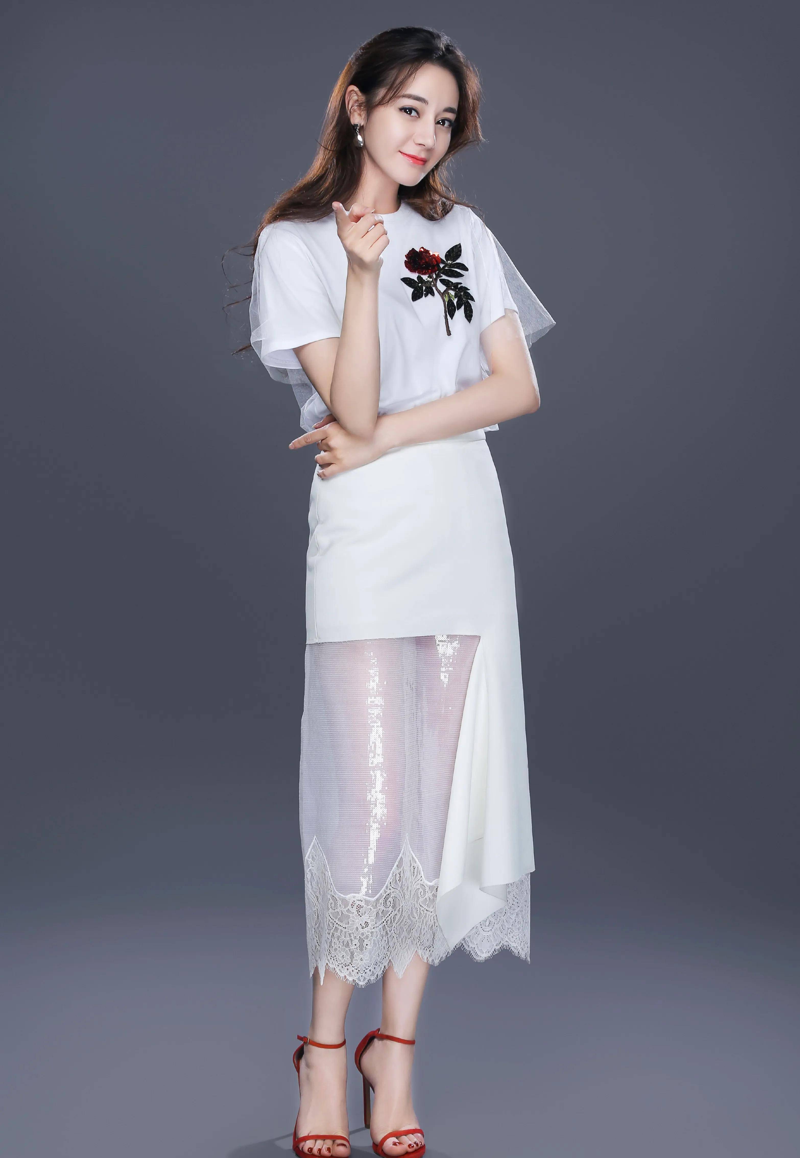 迪丽热巴红色性感高跟凉鞋的美腿