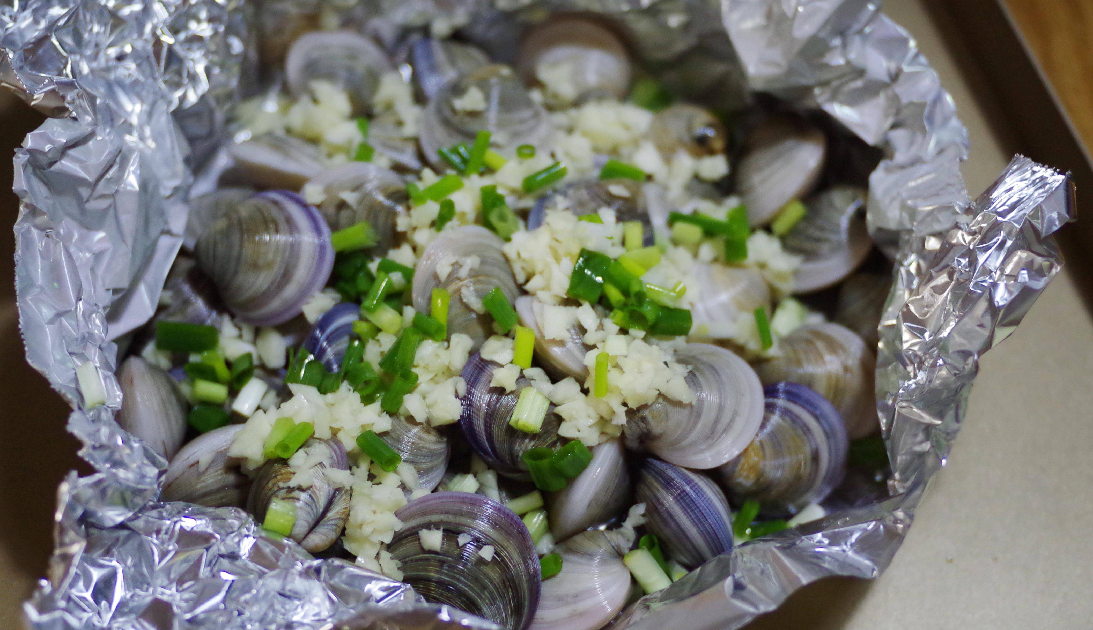 家常烤箱版烤蛤蜊,用这么好的蛤蜊来烤,能不鲜美吗?_步骤_锡纸_小葱