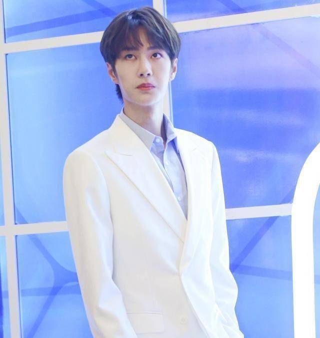 从汪卓成的曝料中,也让观众们看到了肖战和王一博的另一面.