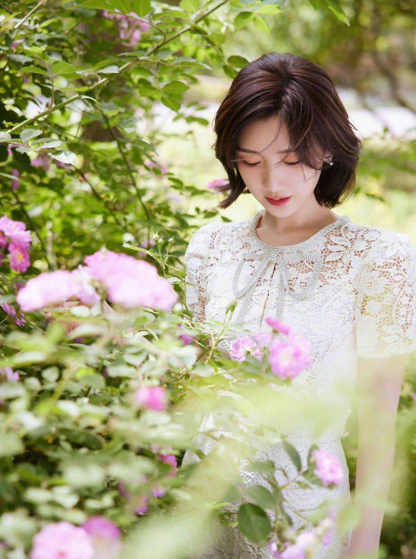 毛晓彤着蕾丝镂空裙温婉大方 腰身纤细宛如花仙子_魅力_气质_身材