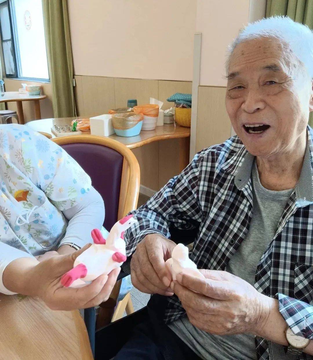 【颐养故事】渠叔叔：90岁高龄仍创作，他将一生奉献给了文艺事业