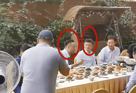 马云罕见现身设置家宴,身材发福憔悴不少,豪宅庭院内景曝光