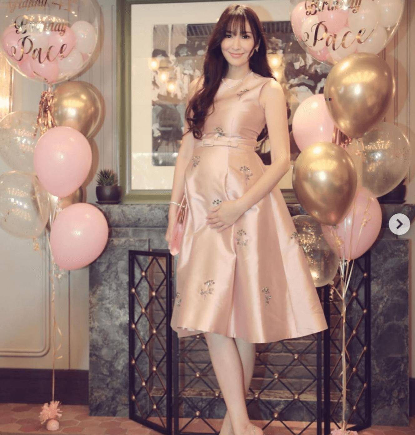 吴佩慈办43岁生日派对,头戴花环打扮似公主,巨型蛋糕比小女儿高