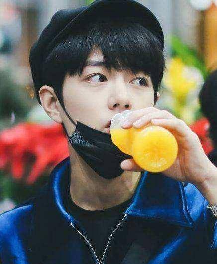 肖战最爱的三种食物,网友看完纷纷留言:有颜任性_星巴克_开心_片场