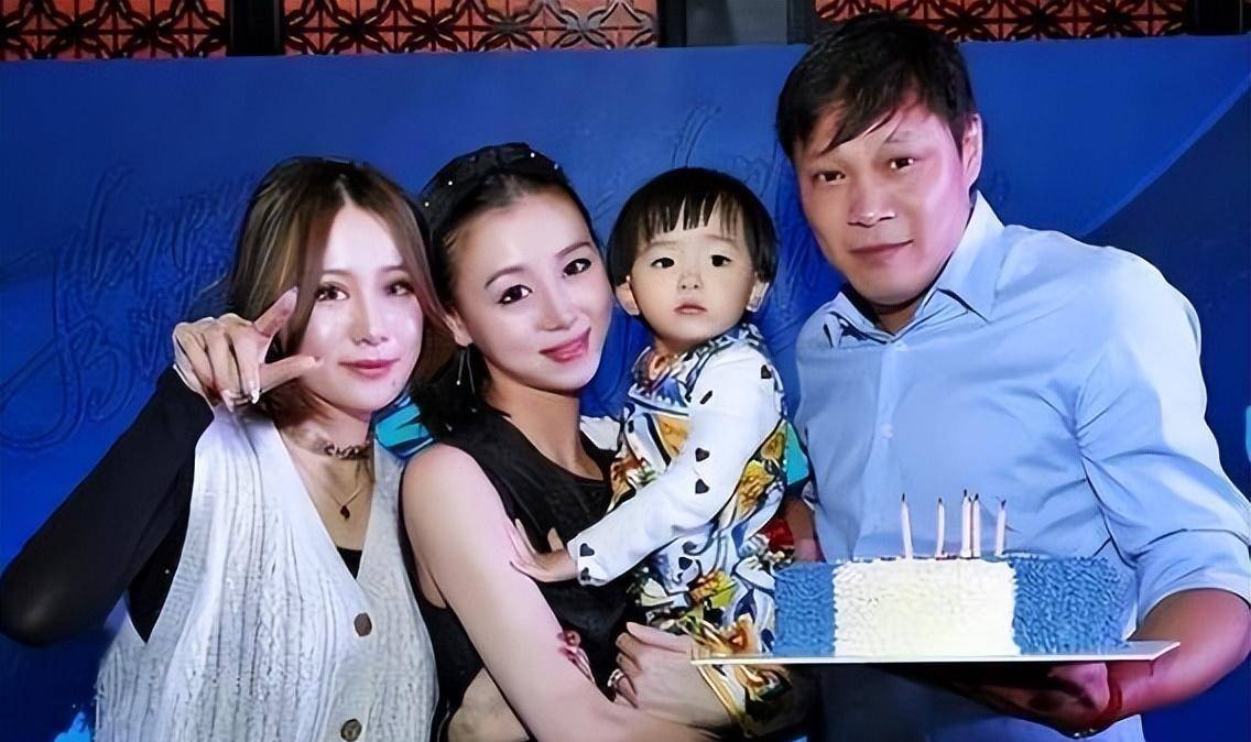 从照片来看,他的妻子和女儿肯定是陪着范志毅参加运动的.