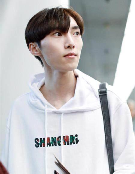 夏之光,肖战等人来机场,从穿着上,看出他们不一样的性格!_卫衣_赵磊_