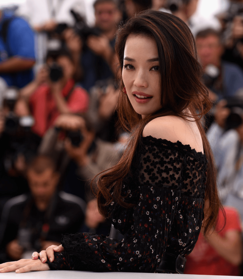 难怪说舒淇是国际宠儿,美得很稀缺,很独特,美得从容松弛!