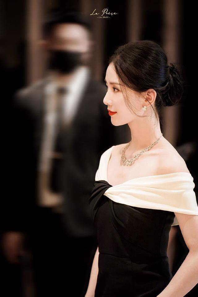 刘诗诗线下活动生图曝光,着黑白长裙露锁骨肩颈线优越_姿态_气质