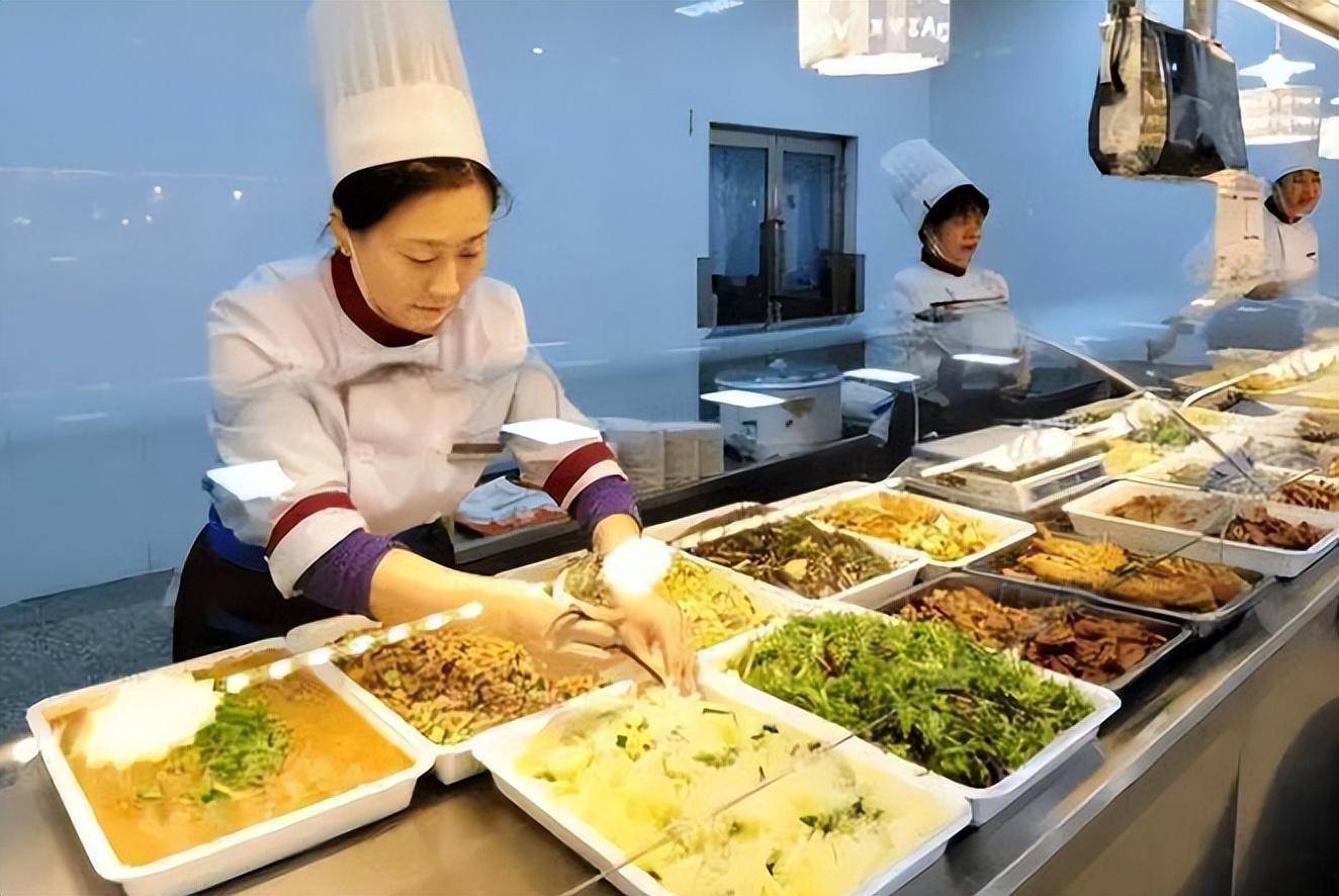"早知如此何必当如",大学食堂比不过外卖,食堂阿姨无奈贴标语_饭菜