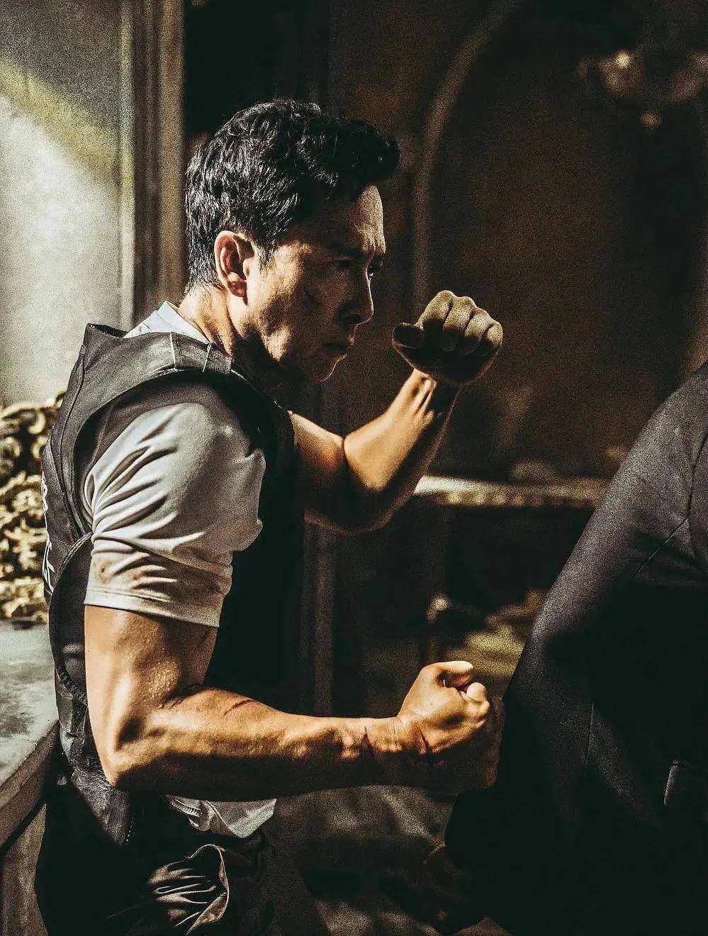 香港老牌男星身材,70岁徐少强一身肌肉,62岁李子雄身材修长_保养_健身