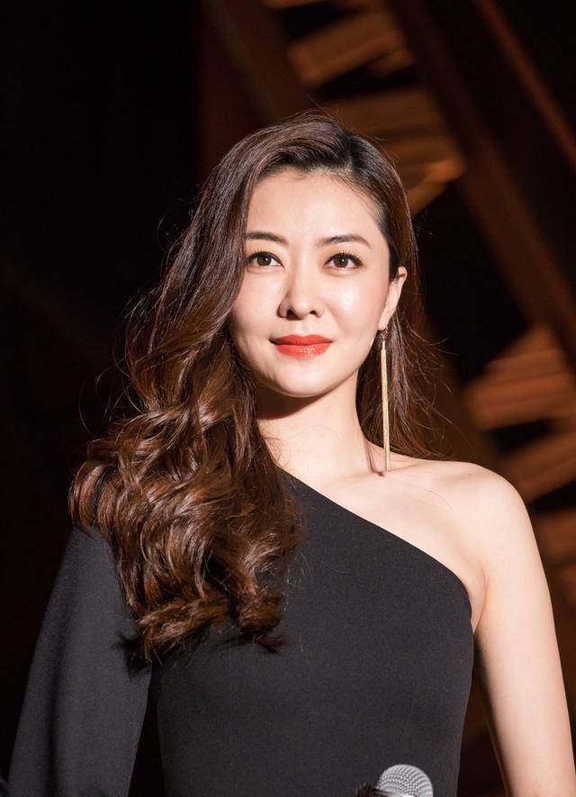 熊黛林就像点评《叶问4》中的甄子丹在现实中的感觉一样,越来越宽容.