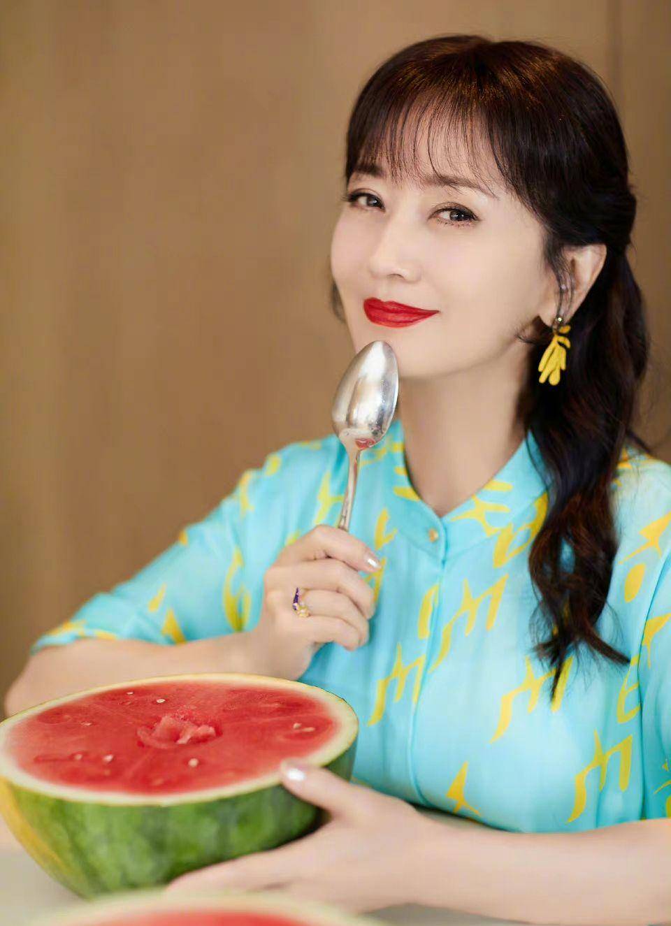 赵雅芝穿恨天高跑步,六个工作人员陪跑,与儿子同框像姐弟_状态_黄恺杰