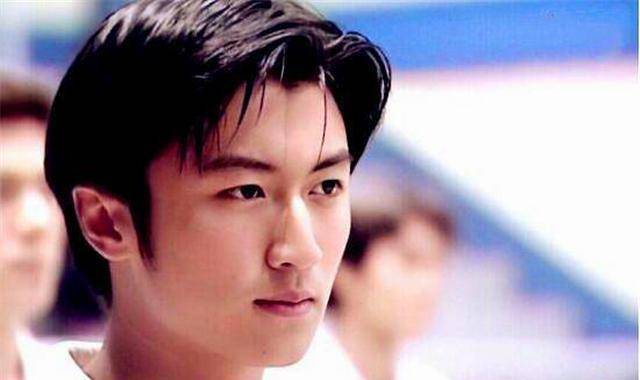 小林青霞晒一家三口合照,大儿子15岁近照首公开 好像爸爸_谢霆锋_王菲