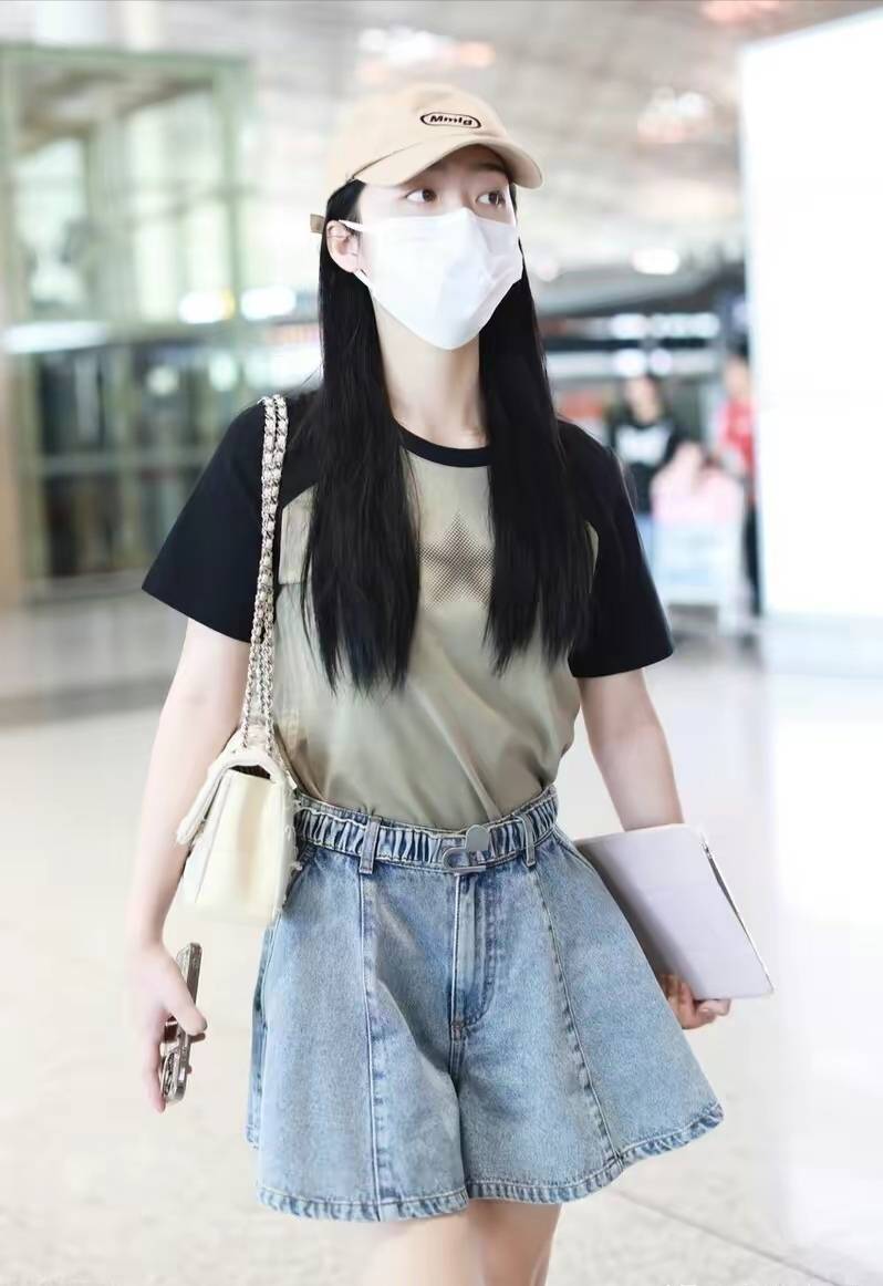 邓恩熙穿裙式的牛仔短裤,搭配拼接t恤衫,清新时尚_秒杀_其它_版型