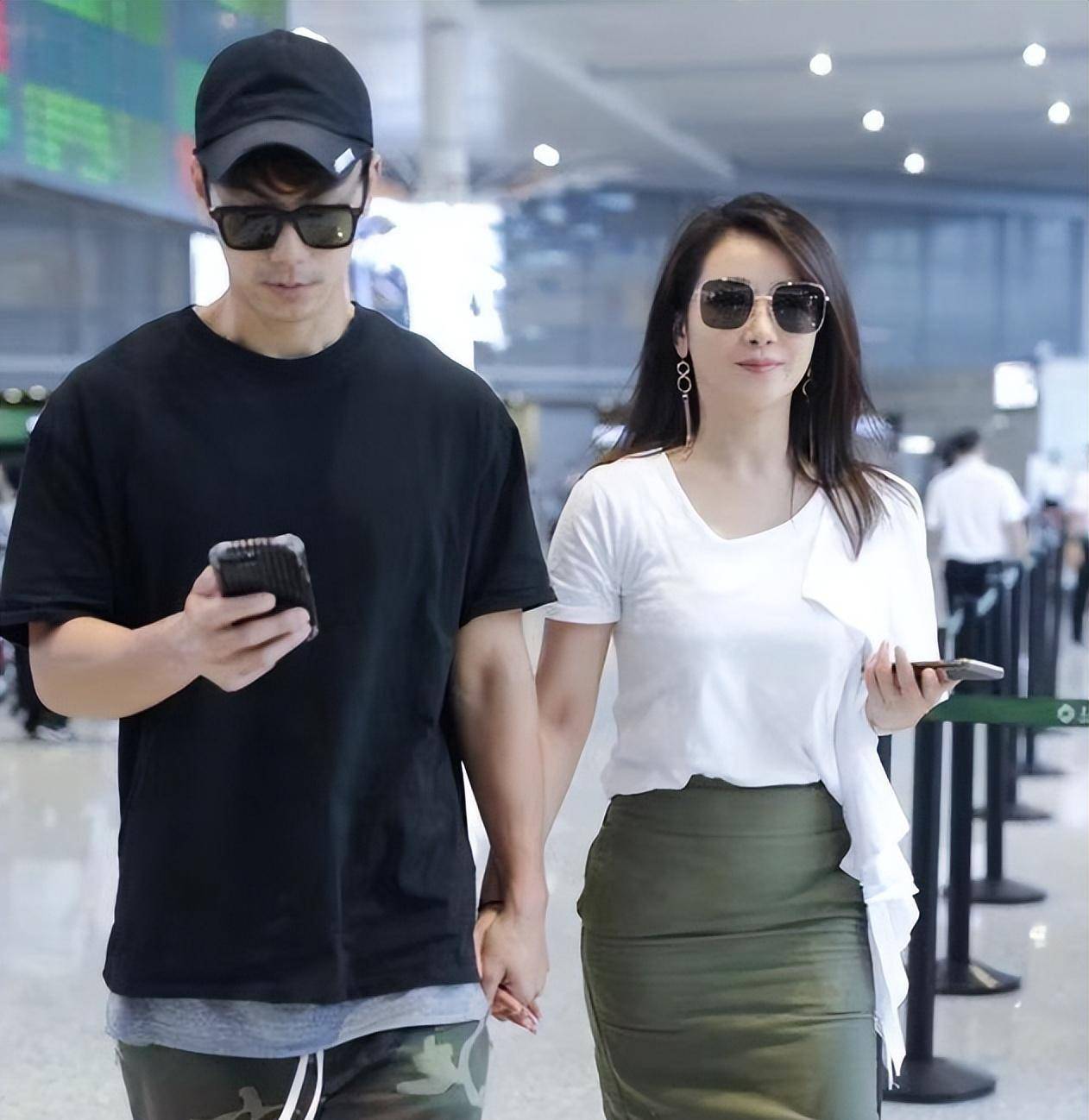 陈紫函与老公甜蜜走机场,穿包臀裙显小肚腩,真看不出相差八岁_恤衫