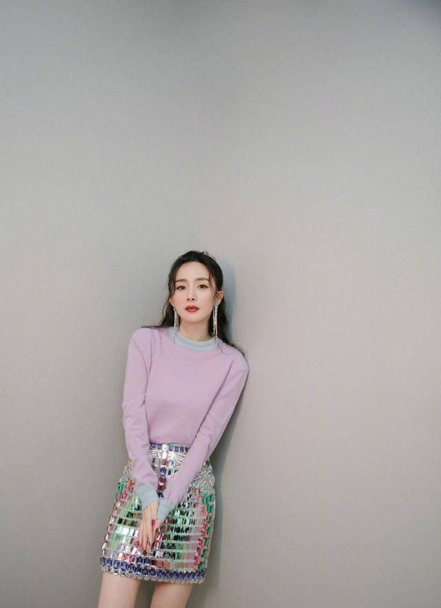 杨幂为了吸睛真是拼了,把"鱼鳞"穿身上,别说还挺时尚_好身材_版型