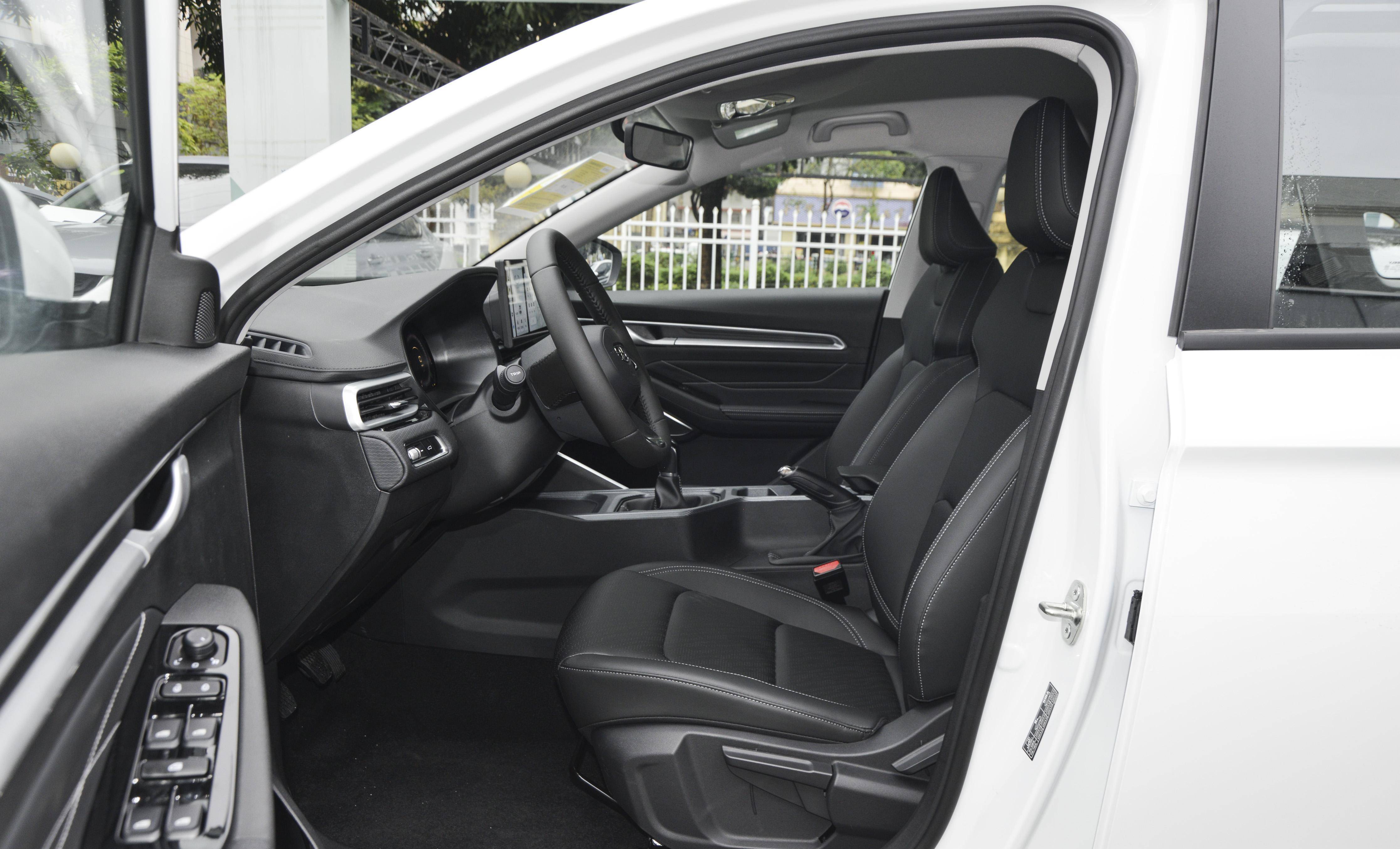 吉利第四代帝豪冠军版到店,星空灰配色好似"小星瑞",6.