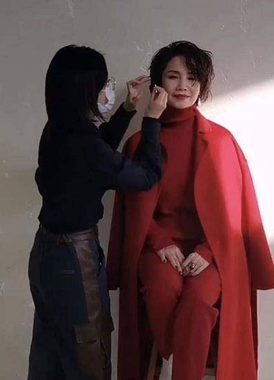 徐俐:心怀美好度余生,用退休当天在央视拍的纪念照进行年度总结_节目