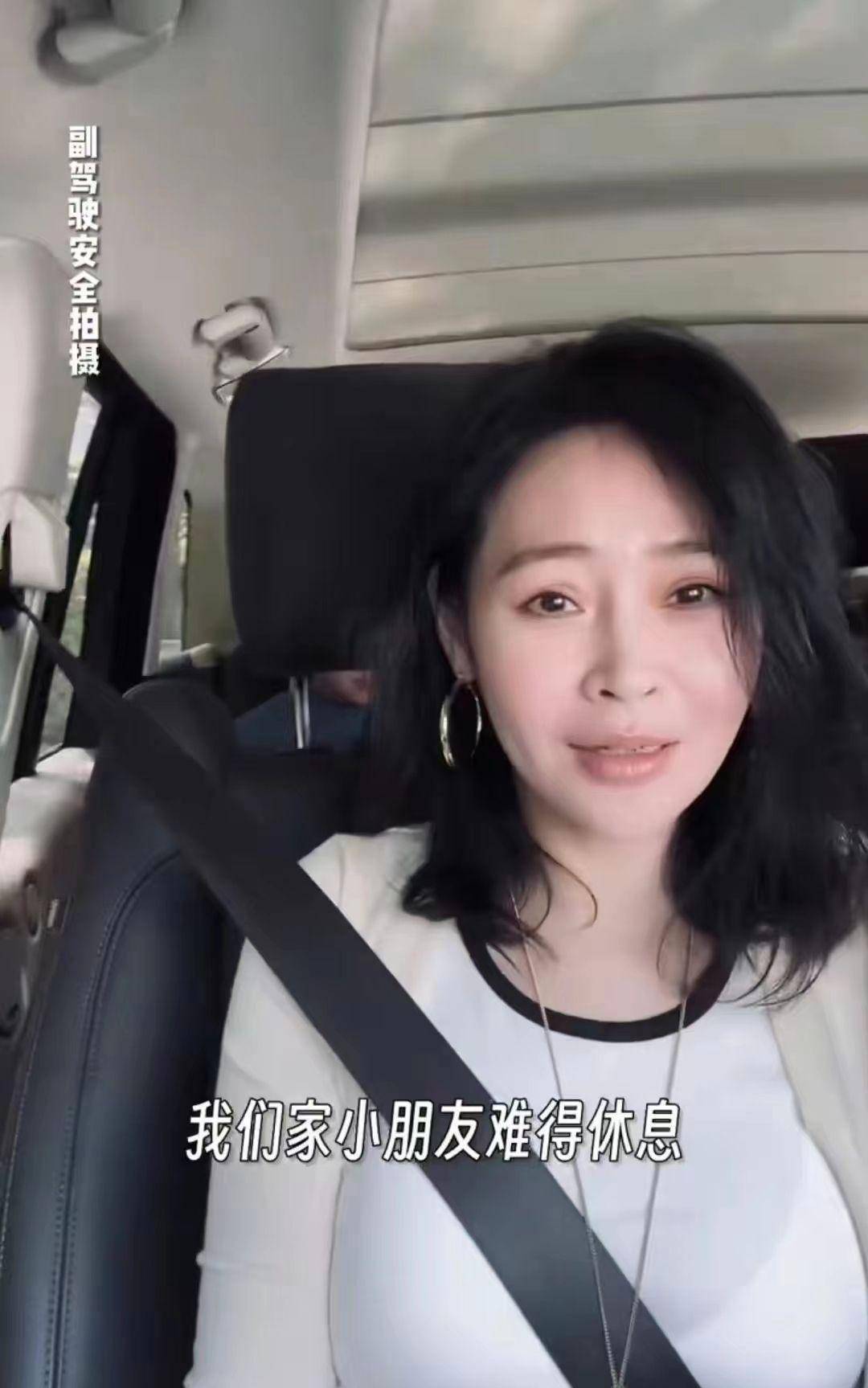 于明加难得现身豪门老公!一家五口旅游,大女儿快1.