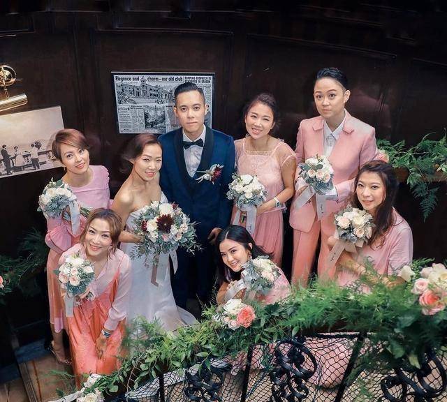 五,安以轩与"姐妹淘"伴娘团演员,歌手安以轩前年下嫁澳门富商陈荣炼