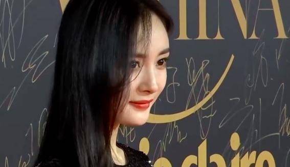杨幂穿渔网亮片裙走红毯,中途突然捂脸偷笑,全因摄像师的一番话_造型