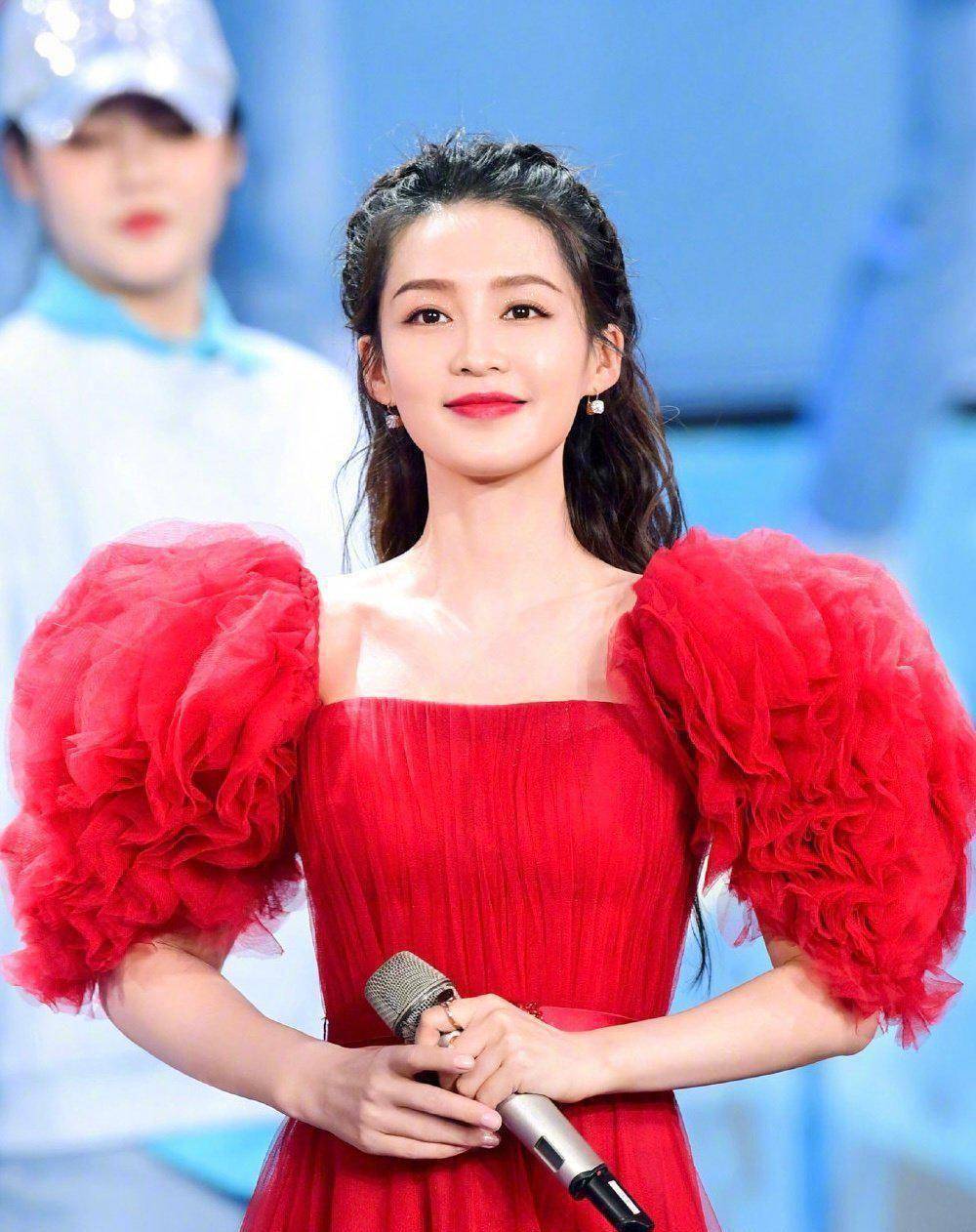 杨幂李沁金晨同框,灯笼袖蓬蓬裙开叉裙摆各展神通,到底谁赢了?