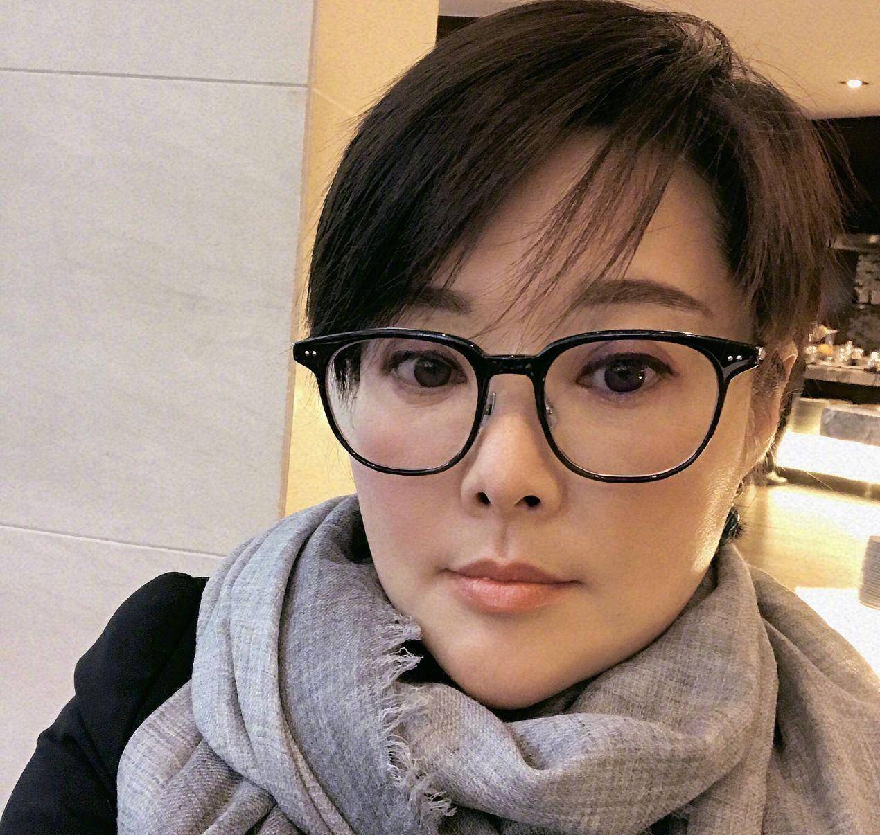 宣布三婚,却遭网友毒舌"期待四婚",袁立霸气回怼"烂人"_diss_祝福