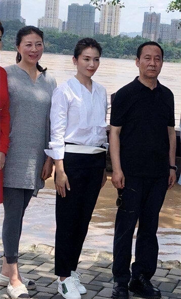 刘涛跟老公逛超市就像普通夫妻一样,穿风衣背心打造中年时尚感_衣服