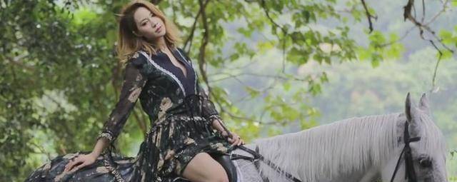 徐子淇拍摄杂志封面,鲜衣怒马翩翩佳人,堪称完美!_白马_成语_王子