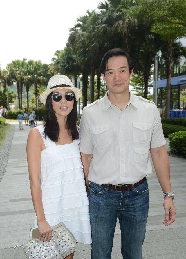 杨采妮夫妇合体,老公不帅但身材壮硕,她穿白裙扮美却瘦出年龄感_个人