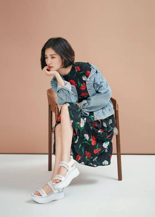 留着长长的头发,是不是感觉很重,但是剪了短发造型之后,就会让大家看