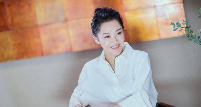 许晴迎来50岁生日,依旧单身的她把自己活成25岁的样子_网友_女明星