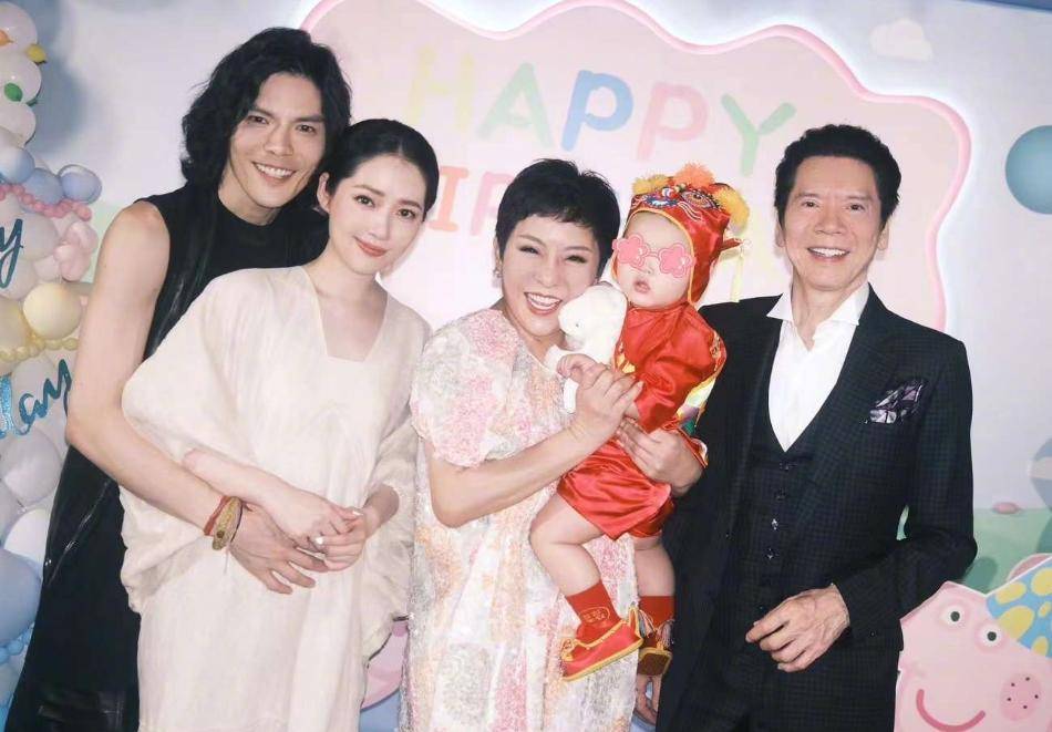 郭碧婷的好闺蜜夕又米晒出的视频里,意外曝光了郭碧婷向佐俩娃的正脸