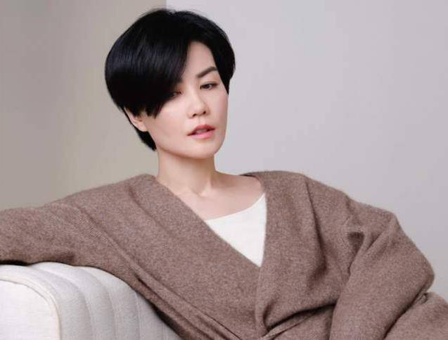 52岁王菲穿低领裙拍策划,身段完美皮肤白美,这就是天后的魅力_网友