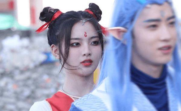 杨超越活动现场生图,高调cos哪吒形象,网友:黑眼圈有内味了_对比_cos