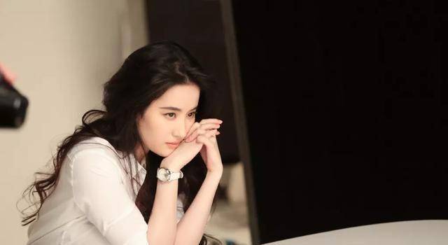 杨幂跨年晚会唱野狼disco,长发飘飘嗨到爆,穿牛仔裙显腿长_漫画_造型