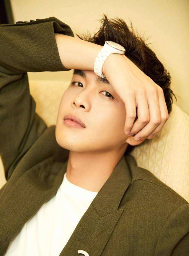 小眼睛男神张若昀,西装休闲装随意搭,可以很正经也可以很俏皮_风衣_唐