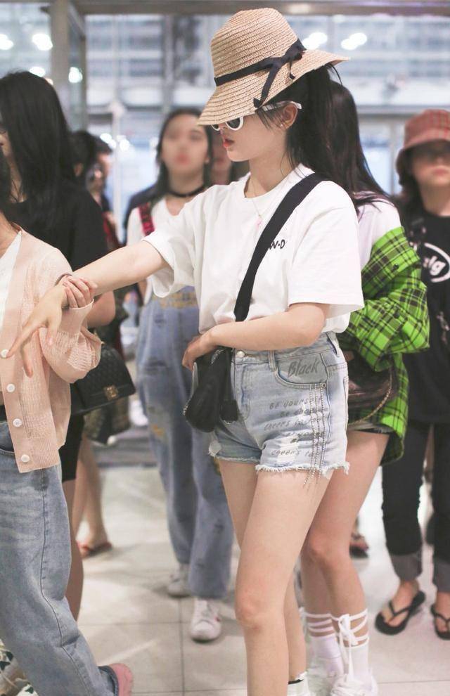 杨超越最新机场照来袭,白t短裤加草帽,网友:莫名盲人既视感_黑色