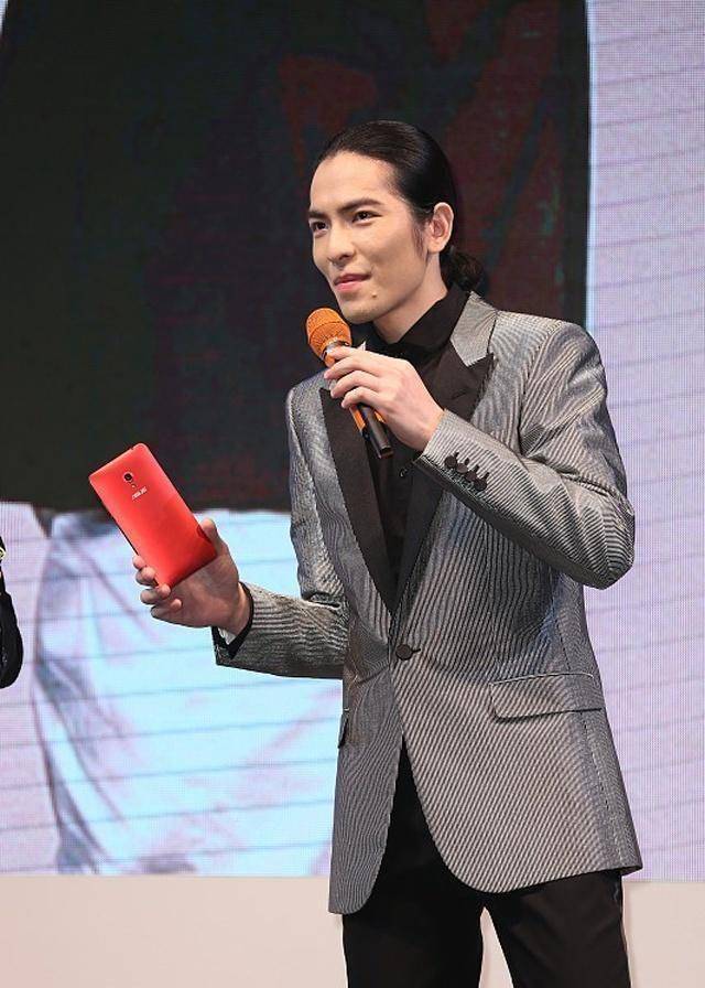 萧敬腾一拿话筒就下雨,这一连连的下雨事件到底是巧合还是灵异_网友