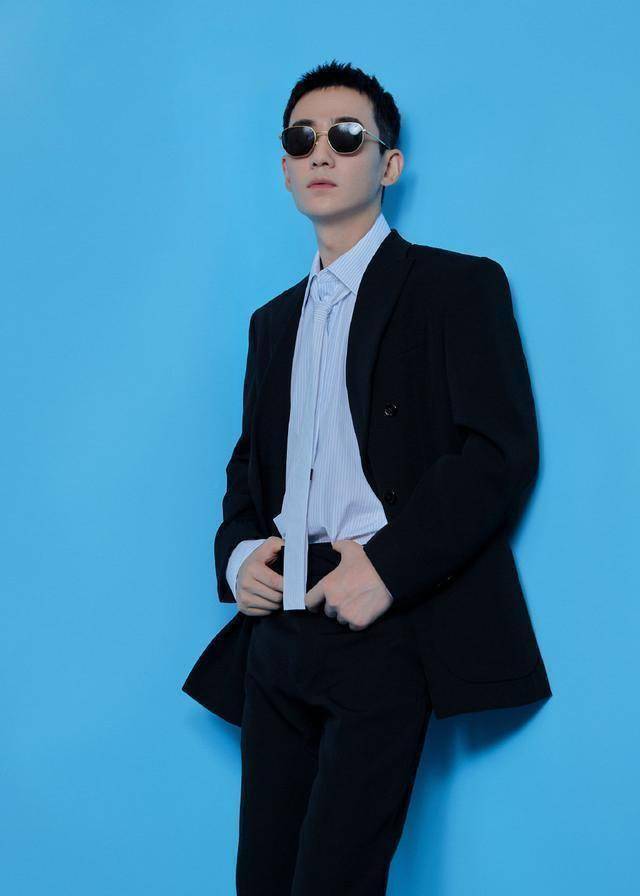 新晋人气男神朱一龙,黑色的条纹西装配寸头,不愧是小哥喜欢的人_文艺