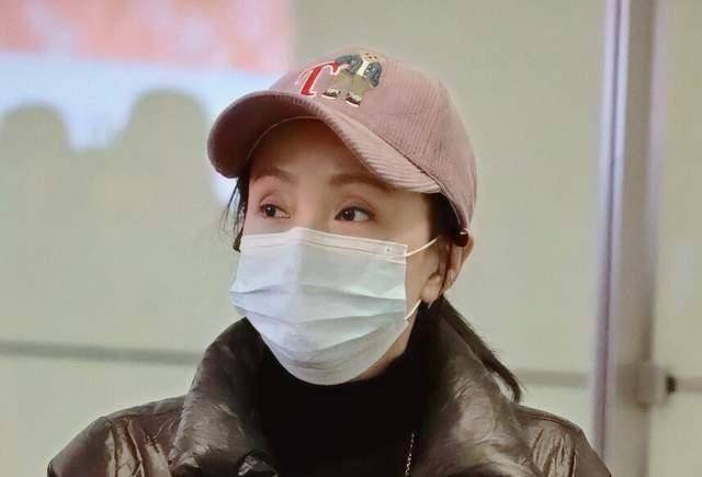 徐峥一家三口罕同框,12岁女儿身高赶超妈妈,父女俩搂肩走超有爱_陶虹