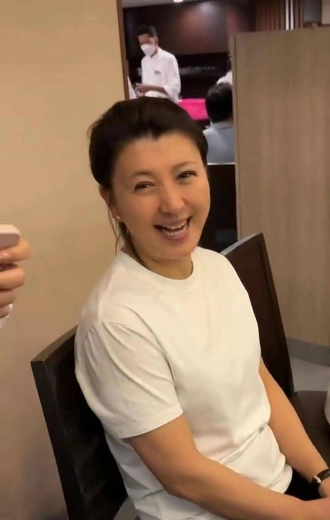 闫学晶一家三口放假啦!