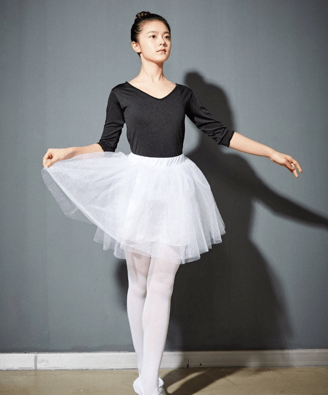 赵今麦终于突破原生态风格,穿白色丝袜搭配天鹅舞裙魅力十足!