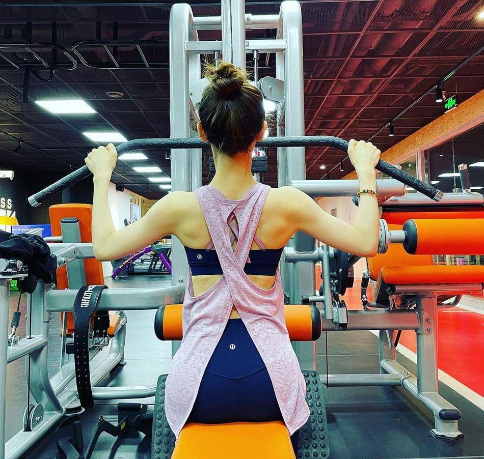 阔太章泽天健身,背心配无痕小黑裤四肢纤细,"括号臀"也惹人羡_身材